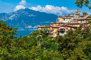 Fototapeta na wymiar Lake Garda and the beauty of Punta San Vigilio.