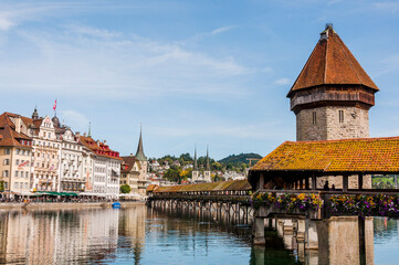 Naklejka premium Luzern, Wasserturm, Kapellbrücke, Brücke, Holzbrücke, Vierwaldstättersee, Seeufer, Altstadt, Hofkirche, Stadt, Altstadthäuser, Sommer, Blumendekoration, Herbst, Schweiz