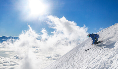 Freeskiing an einem steilen Hang an der Nordkette hoch über Innsbruck