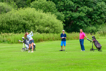 Fototapeta premium Familie beim gemeinsamen Golfspiel