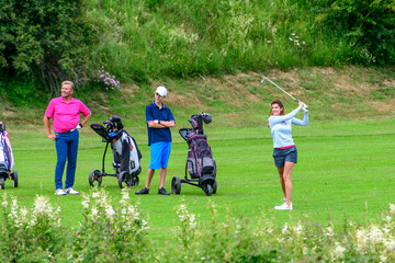 Familie beim gemeinsamen Golfspiel