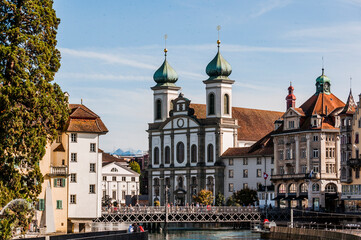 Fototapeta premium Luzern, Jesuitenkirche, Reuss, Reussbrücke, Kapellbrücke, Altstadt, Nadelwehr, Spreuerbrücke, Holzbrücke, Fluss, Altstadthäuser, Stadtrundgang, Sommer, Rigi, Alpen, Vierwaldstättersee, Schweiz