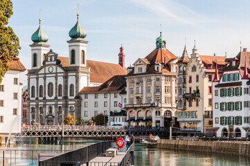 Fototapeta premium Luzern, Jesuitenkirche, Reuss, Reussbrücke, Kapellbrücke, Altstadt, Nadelwehr, Spreuerbrücke, Holzbrücke, Fluss, Altstadthäuser, Stadtrundgang, Sommer, Rigi, Alpen, Vierwaldstättersee, Schweiz