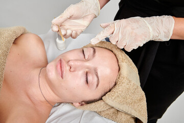 Obraz na płótnie Canvas Professional masseuse massaging her female client