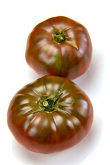 tomate rouges et noires sur un fond blanc