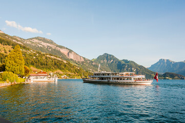 Weggis, Vierwaldstättersee, Seeufer, See, Schifffahrt, Schiffssteg, Personenschiff, Rigi, Vitznau, Seerundfahrt, Schiff, Uferweg, Wanderweg, Alpen, Sommer, Herbst, Luzern, Schweiz