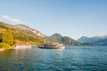 Fototapeta premium Weggis, Vierwaldstättersee, Seeufer, See, Schifffahrt, Schiffssteg, Personenschiff, Rigi, Vitznau, Seerundfahrt, Schiff, Uferweg, Wanderweg, Alpen, Sommer, Herbst, Luzern, Schweiz