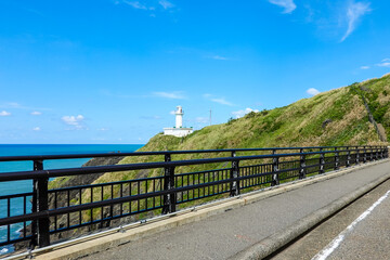 角田浜から角田岬の先端に建つ角田岬灯台（新潟市西蒲区）