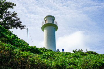 角田浜から角田岬の先端に建つ角田岬灯台（新潟市西蒲区）