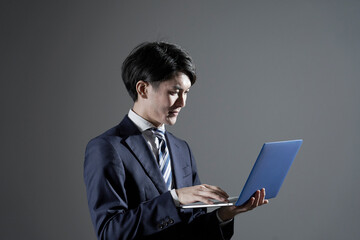 ビジネスマン　パソコン