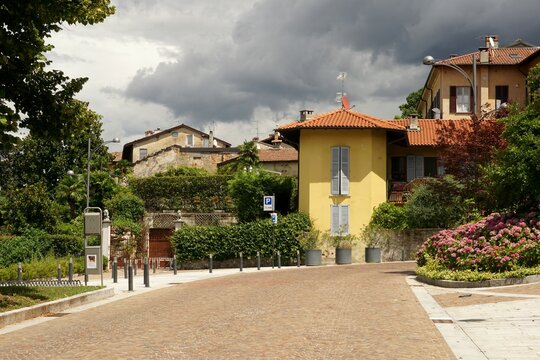 Houses in Azzate, Varese lake