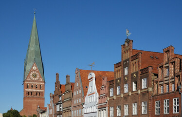 Obraz premium Altstadt und Nikolaikirche in Lüneburg