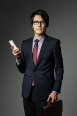 スマホを持つビジネスマン
