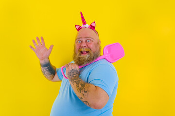 fat man with headband play with sea paddle