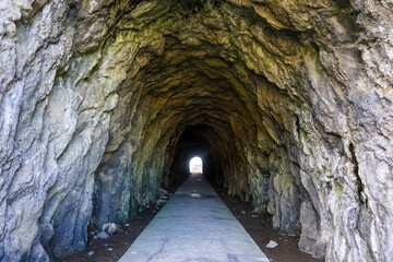 「判官舟かくし」は角田岬灯台下の崖や岩場の名所旧跡（新潟市西蒲区）