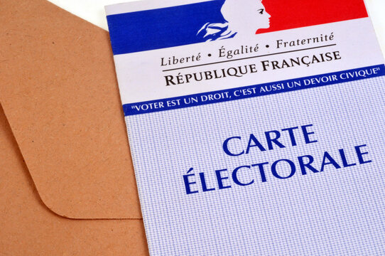 Carte électorale française avec un bulletin de vote en gros plan