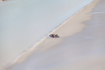 Menschengruppe am Strand bei Ebbe