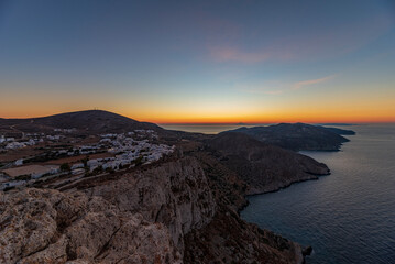 Vista panoramica dell'isola di Folegandros al crepuscolo, arcipelago delle Isole Cicladi GR
