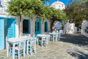 Tradizionale taverna Greca nel villaggio di Chora, isola di Folegandros - obrazy, fototapety, plakaty
