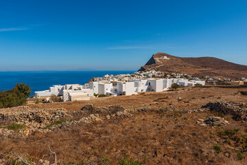 Vista panoramica del villaggio di Chora a Folegandros, arcipelago delle isole Cicladi GR	