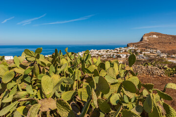 Vista panoramica del villaggio di Chora a Folegandros, arcipelago delle isole Cicladi GR	