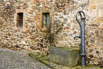 Historischer Brunnen vor der Stadtmauer in Freinsheim, Rheinland-Pfalz, Deutschland