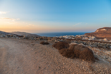 Vista panoramica sul villaggio di Chora al crepuscolo, isola di Folegandros GR	