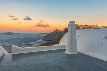 Vista panoramica dal villaggio di Fira alle prime luci del mattino, isola di Santorini GR