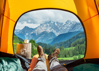 Spectaculair uitzicht op de natuur vanuit open tentingang. De schoonheid van romantisch wandelen en kamperen.