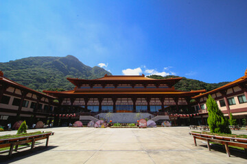 Fototapeta premium 日本にあるお寺の美しい本殿