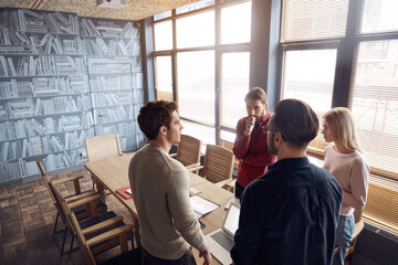 Obraz premium Business team think about business plan in office