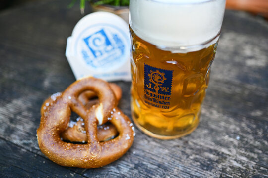 Augustiner Ma&szlig; Bier auf dem Oktoberfest in M&uuml;nchen