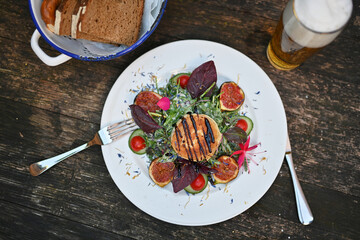 Ziegenkäse  gegrillt mit Wildkräuter Salat und Feigen 