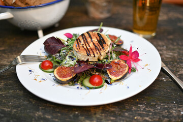 Ziegenkäse mit Feigen auf Salat