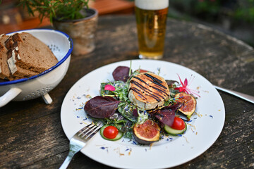Ziegenkäse  gegrillt mit Wildkräuter Salat und Feigen 