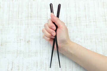 お箸の間違った持ち方　クロス箸
