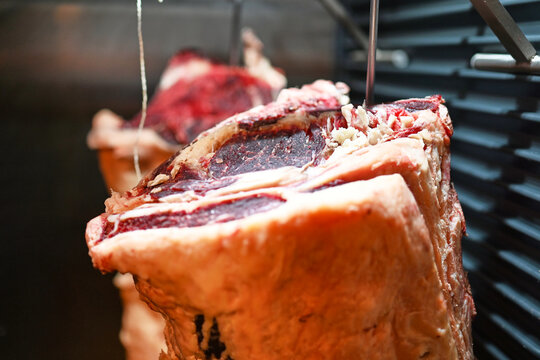 Dry Aged im Ager gereift und aufgeh&auml;ngt