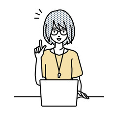 デスクで座ってPCを開いて何かひらめいた教師の女性