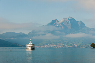 Weggis, Vierwaldstättersee, Pilatus, See, Seeufer, Schiffssteg, Seerundfahrt, Personenschiff, Rigi, Bergbahnen, Stansstad, Hergiswil, Luzern, Sommer, Schweiz