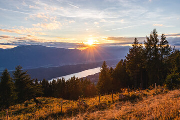 Fototapeta na wymiar Millstätter Alpe und Millstätter See in Kärnten bei Sonnenuntergang