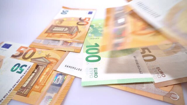 Bargeld z&auml;hlen, Euro Geldscheine - Banknoten Inflation