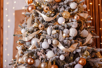 Fototapeta premium white and gold balls on the Christmas tree