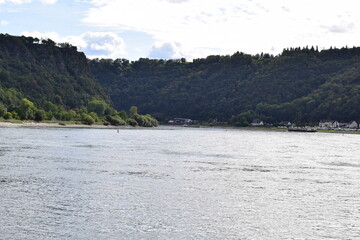 Rhein mit Loreley und Frachschiffen im Hintergrund