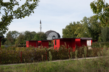 Moschee mit Schrebergärten - 460861705