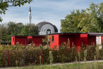 Moschee mit Schrebergärten - 460861727