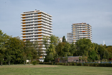 Hochhäuser in Lahr im Schwarzwald, Hochhaus, 70er Jahre Hochhaus, Wohnblock, Städtebau brutal - 460861777