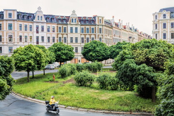 görlitz, deutschland - stadtbegrünung und kreisverkehr
