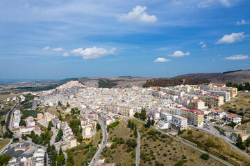 Fototapeta premium Vista aerea di minervino murge, parco nazionale dell'alta murgia, puglia