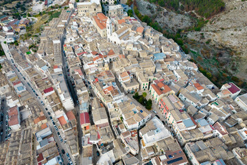 Fototapeta premium Vista aerea di minervino murge, parco nazionale dell'alta murgia, puglia