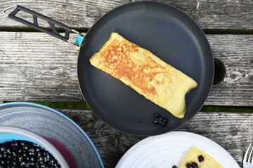 Blaubeer Pfannkuchen in einer Camping Pfanne 